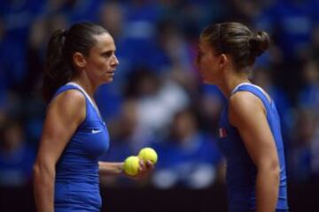 Sara Errani conversa con su compañera Roberta Vinci durante la serie entre Italia y Francia. 