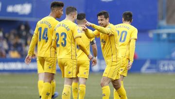 Los jugadores del Alcorc&oacute;n celebran un gol de Dorca contra el C&aacute;diz.