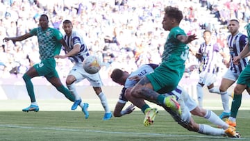 Momento del partido entre el Almería y el Valladolid.