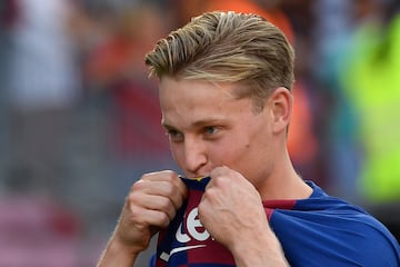 El jugador holandés Frenkie de Jong ha pisado por primera vez el Camp Nou con la camiseta del Fútbol Club Barcelona ante un gran número de barcelonistas.