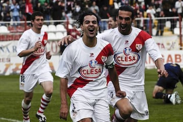 Míchel celebra un gol con el Rayo con Llorens. Fue el año del retorno a Segunda desde Segunda B (2008).