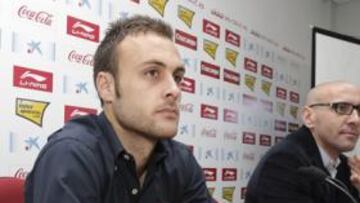 <b>ÚLTIMO REFUERZO. </b>Cala y Monchi, ayer en la sala de prensa de la Ciudad Deportiva.