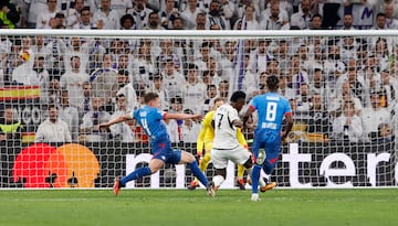 1-0. Toni Kroos inicia el contraaque, centra a Jude Bellingham, avanza y el inglés filtra un pase a Vinicius que entra por el centro del área del Lepizig para rematar al fondo de la portería Peter Gulacsi.