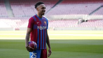 Soccer Football - FC Barcelona present new signing Pierre-Emerick Aubameyang - Camp Nou, Barcelona, Spain - February 3, 2022 FC Barcelona&#039;s new signing Pierre-Emerick Aubameyang poses during the presentation REUTERS/Albert Gea