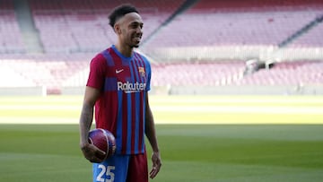 Soccer Football - FC Barcelona present new signing Pierre-Emerick Aubameyang - Camp Nou, Barcelona, Spain - February 3, 2022 FC Barcelona&#039;s new signing Pierre-Emerick Aubameyang poses during the presentation REUTERS/Albert Gea