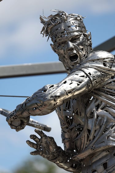 Esta fotografía muestra la estatua del ex tenista español Rafael Nadal, realizada por el artista español Jordi Díez Fernández y que se encuentra en el recinto de Roland Garros. 