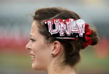 Una chica de la banda de los UNLV Rebels preparada para salir al campo,