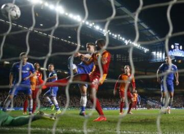 El jugador del Chelsea Gary Cahill (d) anota un gol ante el Galatasaray durante el partido de octavos de final de la Champions League disputado en el estadio Stamford Bridge.