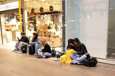 Numerosas personas esperan en la estación de trenes de Santa Justa el día después del apagón generalizado.