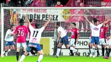 <b>VIENTO DE PONIENTE. </b>Los jugadores del Albacete levantan los brazos tras el gol olímpico de Antonio López. Su zurda y el viento, letales.