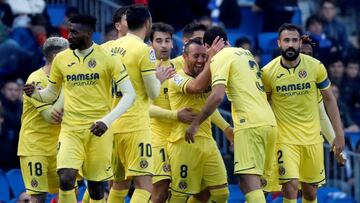 Cazorla felicitado por sus compañeros después del gol a la Real.