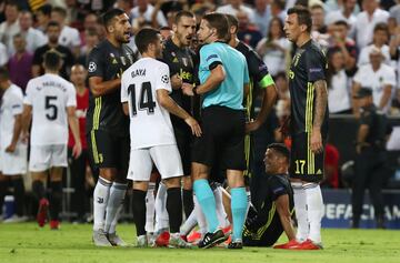 La desolación de Cristiano Ronaldo tras ver la tarjeta roja. Los jugadores de la Juventus con el árbitro Félix Byrch.
