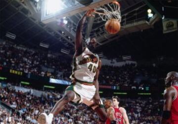 40: SHAWN KEMP. Nada de cabeza y un físico descomunal para este explosivo ala-pívot que jugó en los excelentes Sonics de los 90. Perdió una Final contra los Bulls pero dejó seis all star y un reguero de rivales destruidos por sus mates...