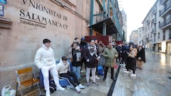 SALAMANCA, 10/01/2024.- Cientos de personas hacen cola desde la madrugada ante la puerta de la tienda de Unionistas en la Rúa Mayor de Salamanca para conseguir hacerse socio y tener acceso a una entrada para ver el partido de los octavos de la Copa del Rey ante el FC Barcelona, este miércoles. EFE/ JM García
