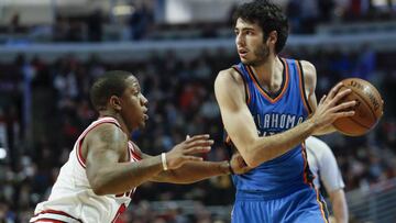 CHI20. CHICAGO, IL (EE.UU.), 09/01/2017.- El jugador Alex Abrines (d) de Oklahoma City Thunder en acción ante Isaiah Canaan (i) de Chicago Bulls hoy, lunes 9 de enero de 2017, durante un partido de baloncesto de la NBA entre los Chicago Bulls y Oklahoma City Thunder, disputado en el United Center de Chicago, Illinois, (EE.UU.). EFE/Kamil Krzaczynski/PROHIBIDO SU USO POR CORBIS