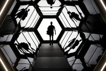 Novak Djokovic enfila la entrada a la pista del AccorHotels Arena para disputar su partido del Masters 1.000 de París-Bercy contra el húngaro Marton Fucsovics, al que derrotó en tres sets (también cayó en el dobles con Krajinovic). El serbio está a solo tres victorias de acabar el año como número uno por séptima vez en su carrera.