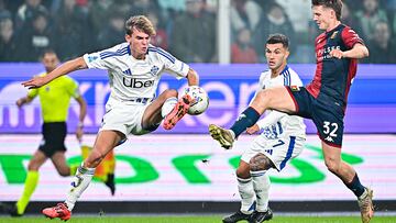 GENOA, ITALY - NOVEMBER 7: Nicolas Paz of Como (left) and Morten Frendrup of Genoa vie for the ball during the Serie A match between Genoa and Como at Stadio Luigi Ferraris on November 7, 2024 in Genoa, Italy. (Photo by Simone Arveda/Getty Images)