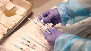 Un sanitario sostiene una de las vacunas de Pfizer contra el Covid-19.