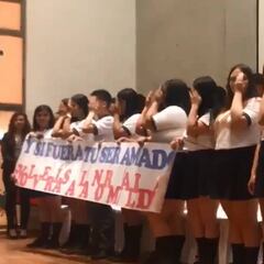 Ojo tapado: el homenaje de un grupo de estudiantes durante el himno nacional