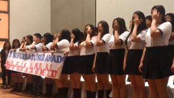 Ojo tapado: el homenaje de un grupo de estudiantes durante el himno nacional