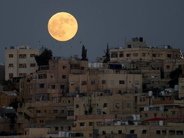 Imagen del eclipse lunar con luna de sangre 2018 desde Am&aacute;n, la capital de Jordania. FOTO: MUHAMMAD HAMED/REUTERS 