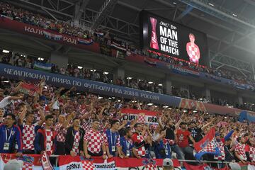 Los aficionados croatas celebraron la victoria de su selección. En la videopantalla del estadio, Luka Modric el hombre del partido.