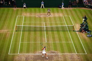 LONDON, ENGLAND - JULY 15: A general view of play during the Ladies Singles final between Venus Williams of The United States and Garbine Muguruza of Spain on day twelve of the Wimbledon Lawn Tennis Championships at the All England Lawn Tennis and Croquet