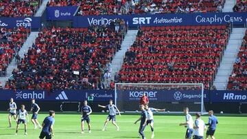 Miles de ni?os presencian el entrenamiento de Osasuna.