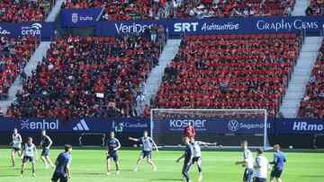 Miles de niños presencian el entrenamiento de Osasuna.