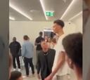 ¡Se intimidó! Mbappé saluda a un basquetbolista francés y pasa esto...
