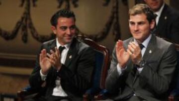 <b>EN 2010. </b>Xavi y Casillas en el Teatro Campoamor cuando la Selección recibió el Príncipe de Asturias.