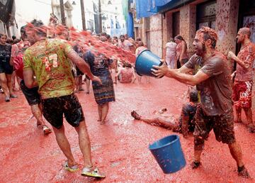 Revellers play with tomato pulp during the annual Tomatina festival in Bunol near Valencia, Spain, August 30, 2017. REUTERS/Heino Kalis     TPX IMAGES OF THE DAY