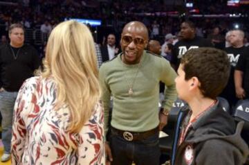 Floyd Mayweather Jr. habla con una seguidora en el Staples. 