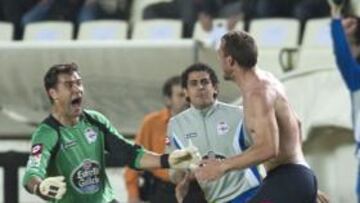 <b>EXPLOSIÓN DE JÚBILO. </b>Aranzubía cierra los puños y grita de alegría mientas Xisco corre sin camiseta tras lograr el gol de la victoria.