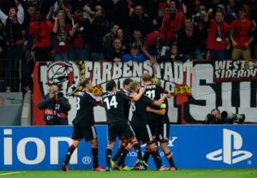 Alegria de los jugadores del Leverkusen después de conseguir el 1-0 con un gol de Simon Rolfes