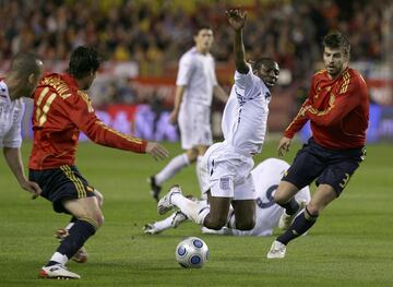 Piqué debutó como titular con la selección española de fútbol un 11 de febrero de 2009, en un partido amistoso frente a la selección inglesa. El partido se desarrolló en el Sánchez Pizjuán de Sevilla. 