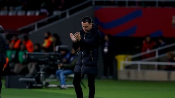 Xavi Hernández aplaude durante el Barcelona-Osasuna de LaLiga EA Sports.