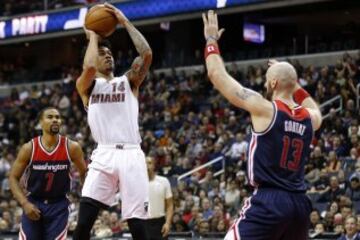 Gerald Green lanza ante Marcin Gortat.