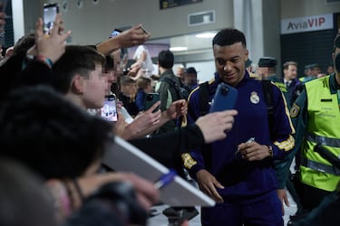 Mbappé con los aficionados del Real Madrid.