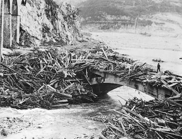 Se construyó a los pies del Monte Toc, cuyo nombre en dialecto local significa "pedazo" o "roto", advirtiendo su inestabilidad. El Monte Toc está situado en el noreste de Italia, en la zona del valle del Vajont, en la frontera entre Friuli-Venecia Julia y el Véneto