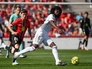 PALMA DE MALLORCA (ISLAS BALEARES), 04/04/2026.- El centrocampista del Mallorca Pablo Torre disputa un balón ante el centrocampista francés del Real Madrid Eduardo Camavinga (d) durante el partido de la jornada 30 de LaLiga EA Sports, que disputan el RCD Mallorca y el Real Madrid este sábado, en Son Moix, Palma de Mallorca. EFE/ Miquel A. Borràs