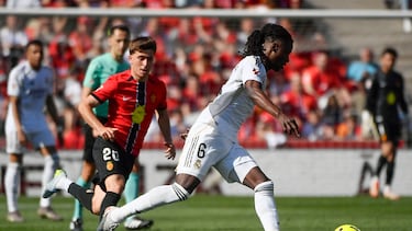 PALMA DE MALLORCA (ISLAS BALEARES), 04/04/2026.- El centrocampista del Mallorca Pablo Torre disputa un balón ante el centrocampista francés del Real Madrid Eduardo Camavinga (d) durante el partido de la jornada 30 de LaLiga EA Sports, que disputan el RCD Mallorca y el Real Madrid este sábado, en Son Moix, Palma de Mallorca. EFE/ Miquel A. Borràs