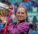 Ostapenko se corona en Eastbourne dos años después
