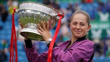 Ostapenko se corona en Eastbourne dos años después