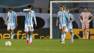 AVELLANEDA, ARGENTINA - OCTOBER 21: Players of Racing Club reacts after receiving a goal by Henry Plazas of Estudiantes de Mérida (not in frame) during a Group F match of Copa CONMEBOL Libertadores 2020 between Racing Club and Estudiantes de M&eacu