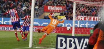¡GOL ANULADO AL ATLÉTICO DE MADRID! Córner desde la esquina izquierda que tocó de cabeza Godín, pero apoyándose con las dos manos en un rival, antes de dejarle el balón en boca de gol a Tiago, lo justo para que lo introdujera enlas mallas. Bien anulado.