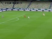 El grosero error de Bartra que complicó a Bravo y a Betis