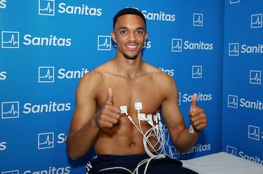 Alexander-Arnold durante el reconocimiento médico. 