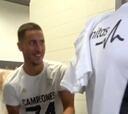 Su cara antes de actuar lo dice todo: Hazard celebra con el staff