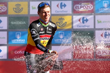 Evenepoel celebra su tercera etapa en La Vuelta.